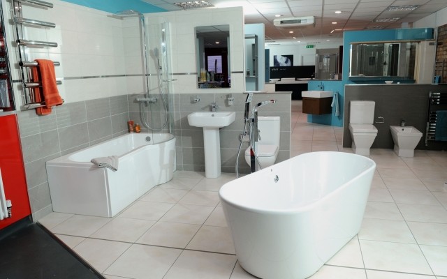 11 - Plumb Inn Bathroom Showroom - Freestanding Bath & Bath Shower Mixer